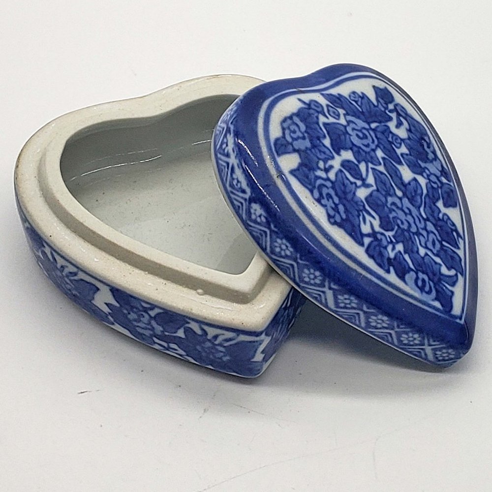 Silvestri Handcrafted Blue White Porcelain Heat Shaped Trinket Box - Picture 3 of 4